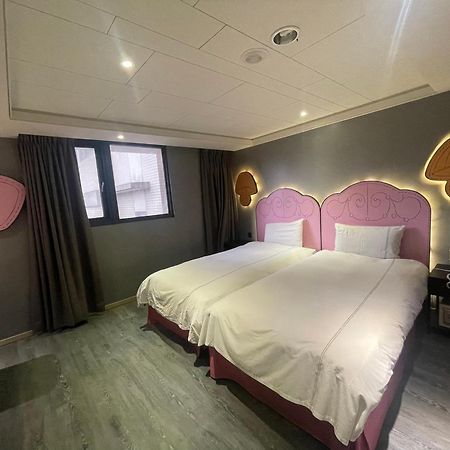 Check Inn Taichung Wenxin Zhongqing Esterno foto