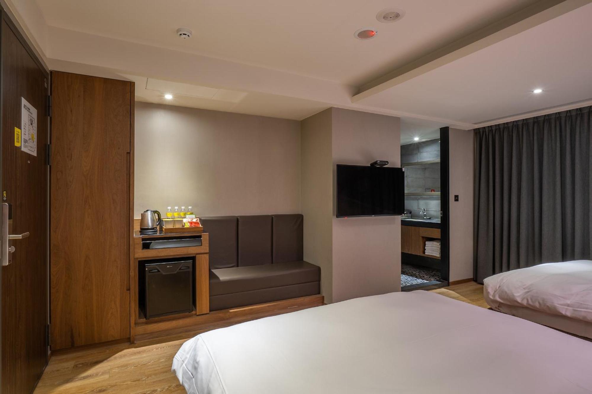 Check Inn Taichung Wenxin Zhongqing Esterno foto