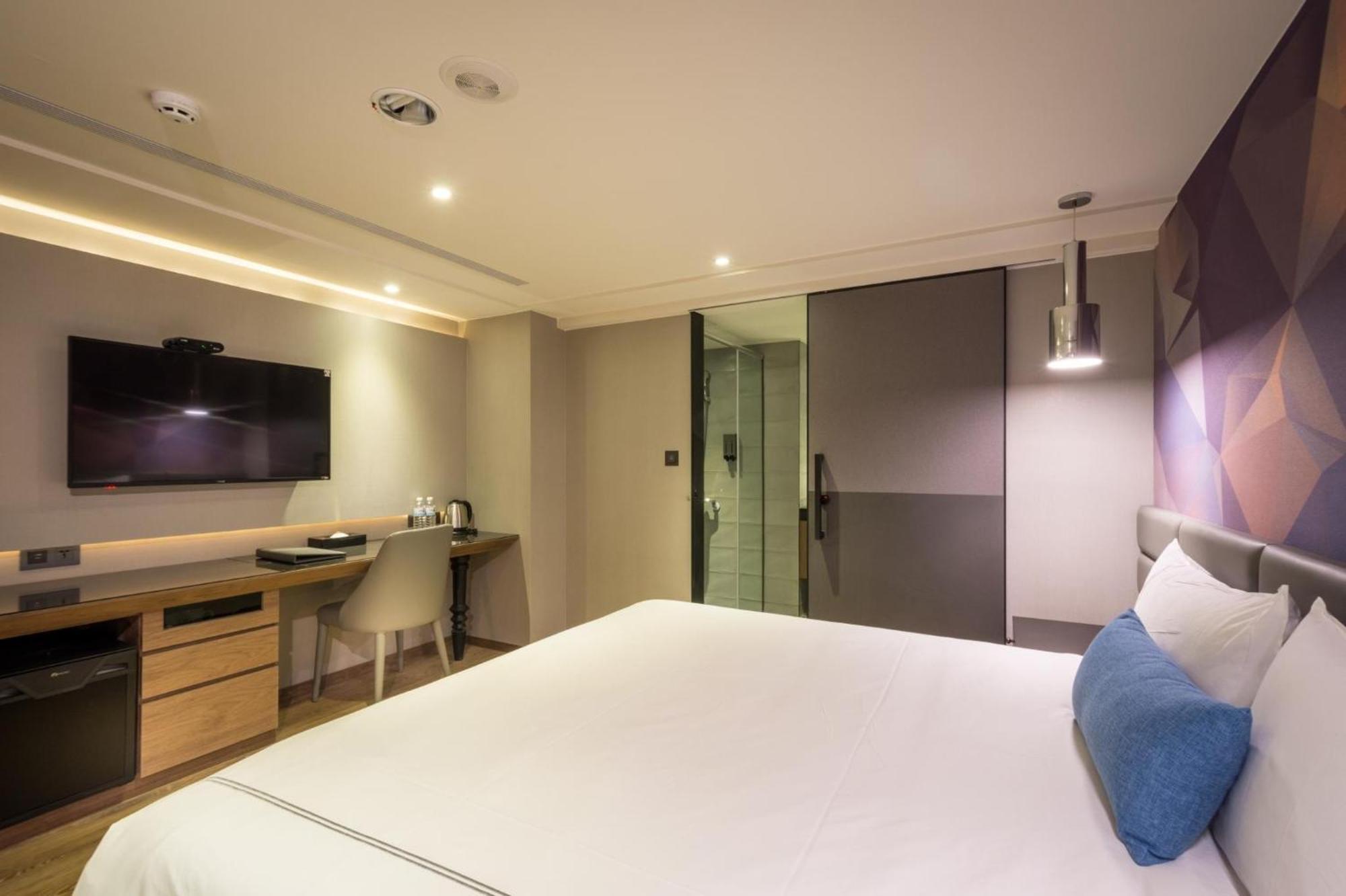 Check Inn Taichung Wenxin Zhongqing Esterno foto